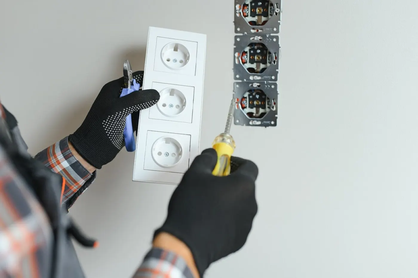 5 Common Electrical Problems in UK Homes and How to Fix Them Safely
